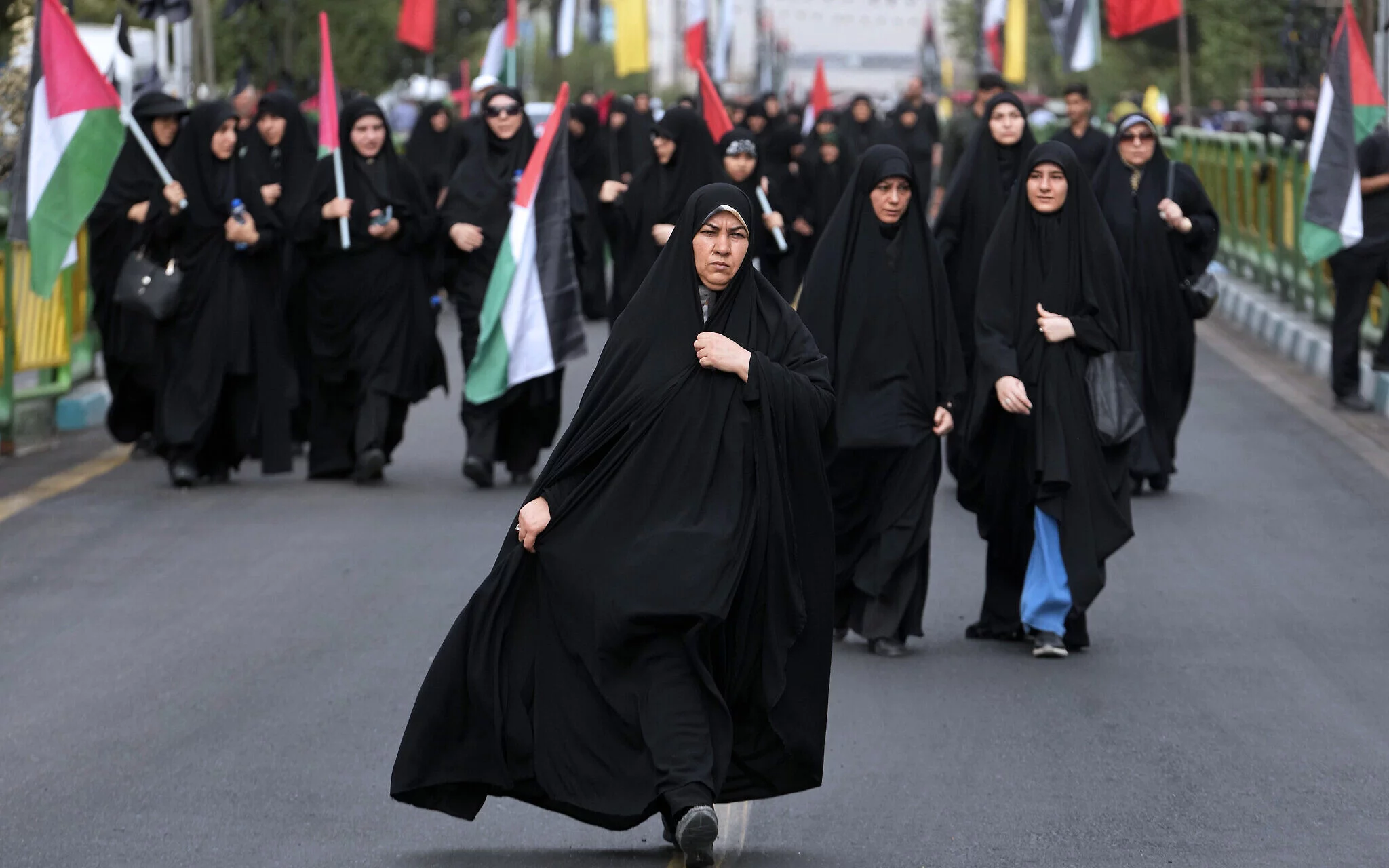 Mujeres participan en la ceremonia fúnebre del líder político de Hamas asesinado, Ismail Haniyeh, en Teherán, Irán, el 1 de agosto de 2024. (Foto AP/Vahid Salemi)