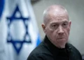 El ministro de Defensa, Yoav Gallant, asiste a una sesión de la asamblea en el salón de plenos de la Knéset, en Jerusalén, el 10 de julio de 2024. (Chaim Goldberg/Flash90)