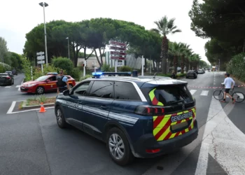 Un agente de la gendarmería francesa bloquea una carretera cerca de una sinagoga tras un incendio y explosión de coches en La Grande-Motte, al sur de Francia, el 24 de agosto de 2024 (Pascal Guyot/AFP)