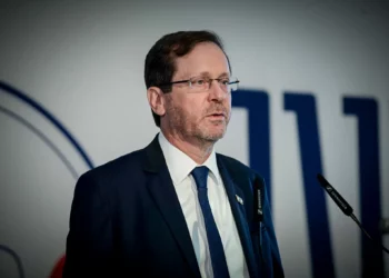 El presidente Isaac Herzog asiste a una velada en honor a la comunidad drusa en Israel, en el Centro Yitzhak Rabin, en Tel Aviv, el 6 de agosto de 2024. (Tomer Neuberg/Flash90)