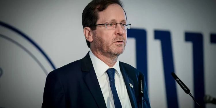 El presidente Isaac Herzog asiste a una velada en honor a la comunidad drusa en Israel, en el Centro Yitzhak Rabin, en Tel Aviv, el 6 de agosto de 2024. (Tomer Neuberg/Flash90)