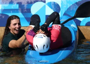 Noemie Fox (derecha) celebra con Jessica Fox después de ganar el oro en los Juegos Olímpicos de París 2024.