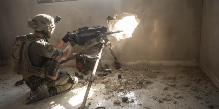 Las tropas de las FDI operan en la Franja de Gaza en una imagen publicada para su publicación el 8 de agosto de 2024 (Fuerzas de Defensa de Israel)