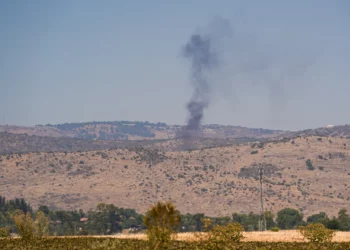 Un incendio forestal provocado por cohetes disparados desde el Líbano, cerca de la ciudad de Kiryat Shmona, en el norte de Israel, el 13 de agosto de 2024. (Ayal Margolin/Flash90)