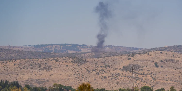 Un incendio forestal provocado por cohetes disparados desde el Líbano, cerca de la ciudad de Kiryat Shmona, en el norte de Israel, el 13 de agosto de 2024. (Ayal Margolin/Flash90)