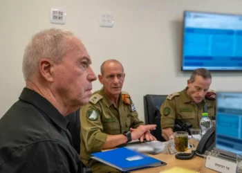 El ministro de Defensa, Yoav Gallant (izquierda), se reúne con el jefe del Comando del Frente Interior, el mayor general Rafi Milo (centro), y el subjefe del Estado Mayor de las Fuerzas de Defensa de Israel, el mayor general Amir Baram, para una evaluación, el 8 de agosto de 2024. (Ariel Hermoni/Ministerio de Defensa)