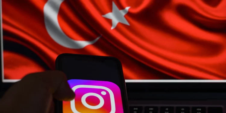 Esta imagen, tomada en Estambul el 2 de agosto de 2024, muestra el logo de la red social Instagram en un teléfono inteligente con la bandera turca de fondo. (Yasin Akgul/AFP)