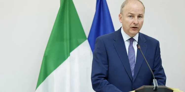 El ministro de Asuntos Exteriores irlandés, Micheal Martin, ofrece una conferencia de prensa conjunta con sus homólogos español y noruego en la Representación Permanente de España ante la Unión Europea en Bruselas el 27 de mayo de 2024. (Kenzo TRIBOUILLARD / AFP)