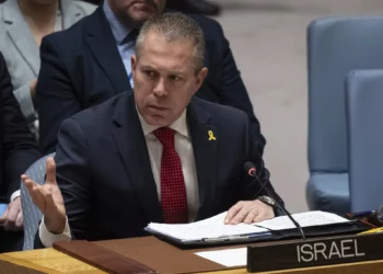 El embajador de Israel ante las Naciones Unidas, Gilad Erdan, habla durante una reunión del Consejo de Seguridad sobre una resolución que habría reconocido a los palestinos como un estado miembro de pleno derecho de la ONU, en la sede de las Naciones Unidas, el 18 de abril de 2024. (Foto AP/ Yuki Iwamura)