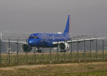 Un avión de ITA espera en la pista antes de despegar del aeropuerto de Linate, en Milán, Italia, el miércoles 24 de enero de 2024. (Foto AP/Luca Bruno)