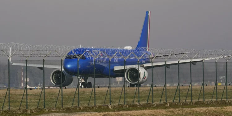 Un avión de ITA espera en la pista antes de despegar del aeropuerto de Linate, en Milán, Italia, el miércoles 24 de enero de 2024. (Foto AP/Luca Bruno)