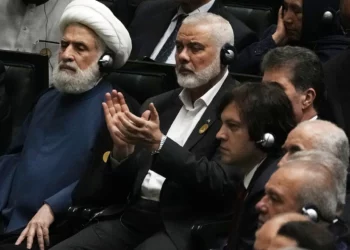 El jefe político de Hamás, Ismail Haniyeh, aplaude durante la ceremonia de juramentación del recién elegido presidente iraní Masoud Pezeshkian (no aparece en la imagen) en Teherán, Irán, el 30 de julio de 2024. A la izquierda está el líder adjunto de Hezbolá, el jeque Naim Kassem. (AP/Vahid Salemi)