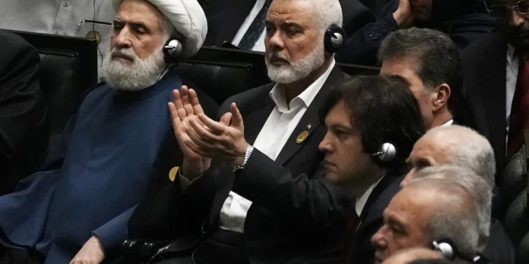 El jefe político de Hamás, Ismail Haniyeh, aplaude durante la ceremonia de juramentación del recién elegido presidente iraní Masoud Pezeshkian (no aparece en la imagen) en Teherán, Irán, el 30 de julio de 2024. A la izquierda está el líder adjunto de Hezbolá, el jeque Naim Kassem. (AP/Vahid Salemi)