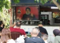 La gente mira una transmisión del discurso del líder del Hezbolá libanés, Hassan Nasrallah, sentados en un café en Tiro, en el sur del Líbano, el 1 de agosto de 2024. (Reuters/Aziz Taher)