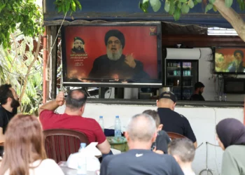 La gente mira una transmisión del discurso del líder del Hezbolá libanés, Hassan Nasrallah, sentados en un café en Tiro, en el sur del Líbano, el 1 de agosto de 2024. (Reuters/Aziz Taher)