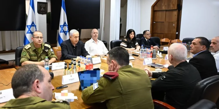 El primer ministro, Benjamin Netanyahu, convoca una reunión del gabinete de seguridad el 28 de julio de 2024 para analizar la reacción de Israel al ataque mortal de Hezbolá en los Altos del Golán ocurrido un día antes. (Haim Zach/GPO)