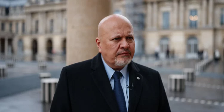 El fiscal de la Corte Penal Internacional, Karim Khan, en la Cour d'Honneur del Palais Royal de París, el 7 de febrero de 2024. (Dimitar DILKOFF / AFP)