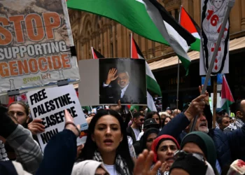 Manifestantes antiisraelíes marchan por las calles del distrito comercial central de Sídney para condenar el asesinato del líder de Hamás, Ismail Haniyeh, los recientes ataques israelíes en el Líbano y la guerra en curso contra Hamás en Gaza, el 4 de agosto de 2024. (Saeed Khan/AFP)