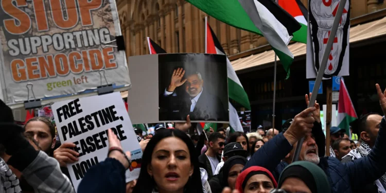 Manifestantes antiisraelíes marchan por las calles del distrito comercial central de Sídney para condenar el asesinato del líder de Hamás, Ismail Haniyeh, los recientes ataques israelíes en el Líbano y la guerra en curso contra Hamás en Gaza, el 4 de agosto de 2024. (Saeed Khan/AFP)