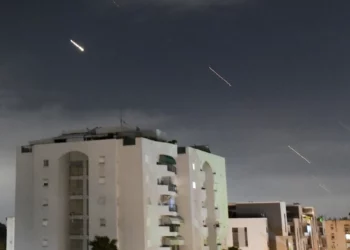 Los sistemas de defensa aérea israelíes interceptan misiles disparados desde Irán, en el centro de Israel, el 14 de abril de 2024. (AP/Tomer Neuberg)