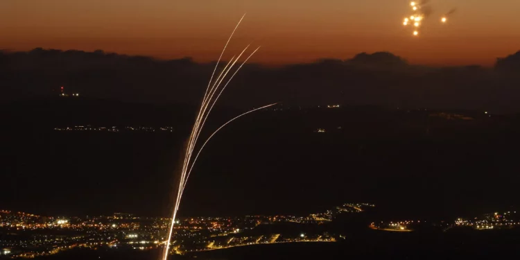 Imagen ilustrativa: Los cohetes disparados por Hezbolá desde el sur del Líbano son interceptados por el sistema de defensa aérea Cúpula de Hierro sobre la región de la Alta Galilea, en el norte de Israel, el 23 de agosto de 2024. (Jalaa Marey/AFP)