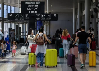 Los pasajeros salen del Aeropuerto Internacional Rafic Hariri, ya que muchos vuelos se retrasaron o cancelaron en Beirut el 29 de julio de 2024. (Anwar AMRO / AFP)