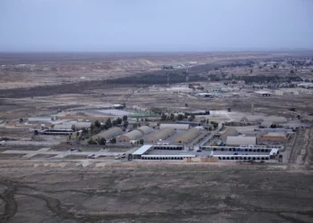 Una fotografía aérea de archivo tomada desde un helicóptero muestra la base aérea de Ain al-Asad en el desierto occidental de Anbar, Irak, el 29 de diciembre de 2019. (Foto AP/Nasser Nasser)