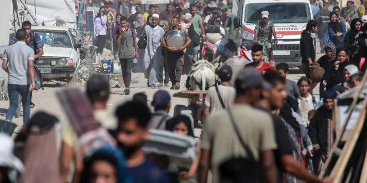 Palestinos evacuan una zona en el este de Jan Yunis después de que las Fuerzas de Defensa de Israel emitieran una nueva orden de evacuación para partes del sur de la ciudad de Gaza, el 8 de agosto de 2024. (Bashar Taleb/AFP)