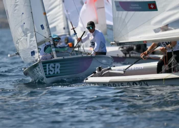 El dúo suizo formado por Yves Mermod y Maja Siegenthaler y el dúo israelí formado por Nitai Hasson y Noa Lasry compiten en la regata por las medallas del evento mixto de vela ligera a dos 470 durante la competición de vela de los Juegos Olímpicos de París 2024 en la Marina Roucas-Blanc en Marsella el 8 de agosto de 2024. (Foto de NICOLAS TUCAT / AFP)