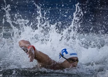 El nadador israelí Matan Roditi nada en el río Sena durante la carrera de maratón masculina de 10 km en aguas abiertas en los Juegos Olímpicos de París 2024 el 9 de agosto de 2024. (Comité Olímpico de Israel)