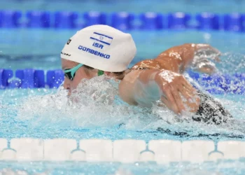 Anastasia Gorbenko, de Israel, compite durante una serie en los 400 m combinados individuales femeninos en los Juegos Olímpicos de Verano de 2024, el 29 de julio de 2024, en Nanterre, Francia. (AP/Martin Meissner)