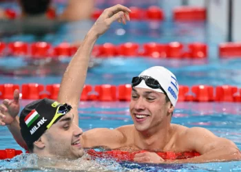 El húngaro Kristof Milak y el israelí Gal Cohen Groumi reaccionan después de una serie de los 100 m mariposa masculinos en los Juegos Olímpicos de París 2024 en el Arena París La Defense en Nanterre, al oeste de París, el 2 de agosto de 2024. (Jonathan Nackstrand/AFP)