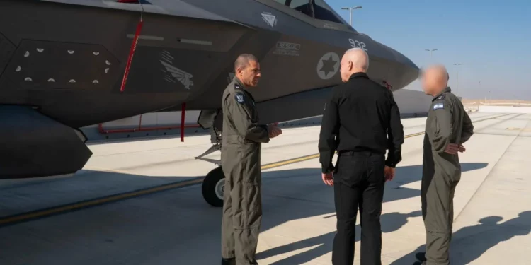 El ministro de Defensa, Yoav Gallant, se reúne con pilotos de combate y tripulaciones aéreas en la base de la Fuerza Aérea de Netivot el 18 de agosto de 2024 (Ariel Hermoni/Ministerio de Defensa)