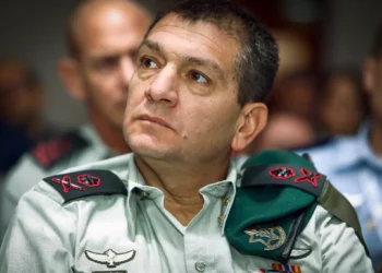 El entonces comandante de la Inteligencia Militar de las Fuerzas de Defensa de Israel, Aharon Haliva, en una conferencia del Instituto Gazit en Tel Aviv, el 4 de noviembre de 2022. (Gideon Markowicz/Flash90)