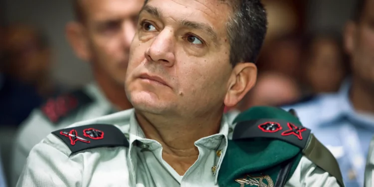El entonces comandante de la Inteligencia Militar de las Fuerzas de Defensa de Israel, Aharon Haliva, en una conferencia del Instituto Gazit en Tel Aviv, el 4 de noviembre de 2022. (Gideon Markowicz/Flash90)