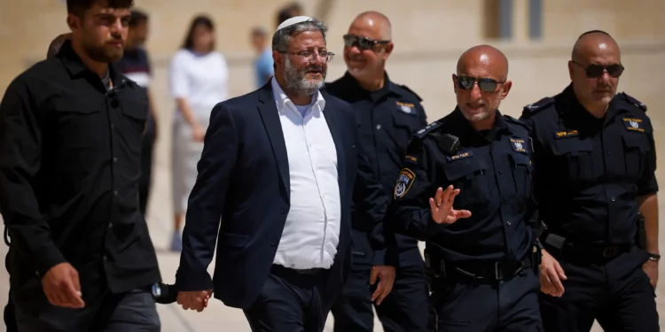 El ministro de Seguridad Nacional, Itamar Ben Gvir, en el Muro Occidental de la Ciudad Vieja de Jerusalén, después de su visita al Monte del Templo, durante Tisha B'Av, el 13 de agosto de 2024. (Chaim Goldberg/Flash90)