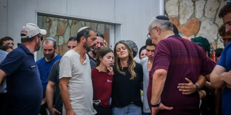 Familiares y amigos asisten al funeral de Yonatan Deutsch, quien fue asesinado en un ataque terrorista con disparos en el valle del Jordán, en el cementerio Har HaMenuchot en Jerusalén, el 12 de agosto de 2024. (Chaim Goldberg/Flash90)