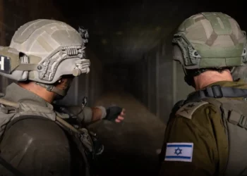 El jefe del Estado Mayor de las Fuerzas de Defensa de Israel, teniente general Herzi Halevi (derecha), observa un túnel descubierto a lo largo del Corredor Filadelfia en Rafah, en el sur de Gaza, el 14 de agosto de 2024. (Fuerzas de Defensa de Israel)