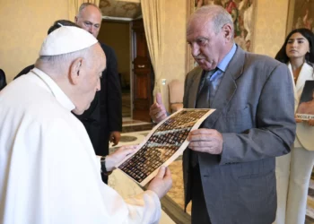 Esta fotografía, tomada y distribuida el 26 de agosto de 2024 por The Vatican Media, muestra al Papa Francisco durante una reunión con familiares de las víctimas de la catastrófica explosión en el puerto de Beirut hace cuatro años. (VATICAN MEDIA / AFP)