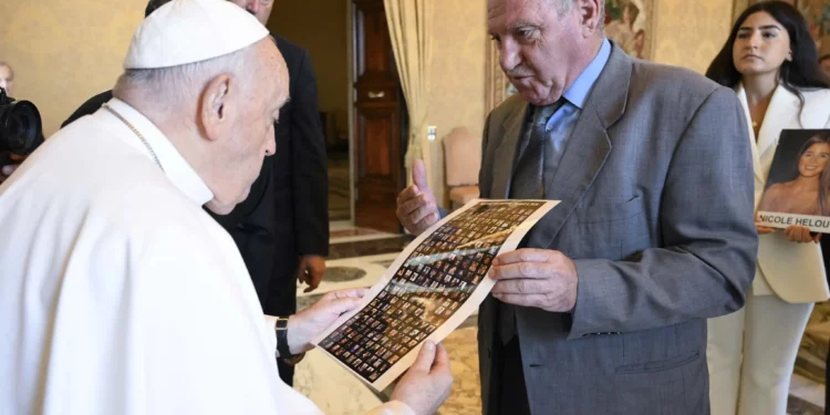 Esta fotografía, tomada y distribuida el 26 de agosto de 2024 por The Vatican Media, muestra al Papa Francisco durante una reunión con familiares de las víctimas de la catastrófica explosión en el puerto de Beirut hace cuatro años. (VATICAN MEDIA / AFP)