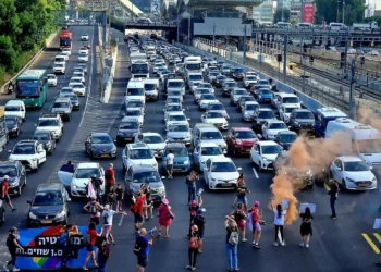 Manifestantes que piden un acuerdo de rehenes bloquean la autopista Ayalon en Tel Aviv, el 1 de agosto de 2024 (Danor Aharon/Grupos de protesta a favor de la democracia)