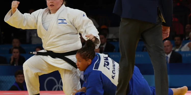 Raz Hershko de Israel reacciona después de vencer a Kayra Ozdemir (Azul) de Turquía en la semifinal de judo femenino de +78 kg de los Juegos Olímpicos de París 2024 en el Champ-de-Mars Arena, en París el 2 de agosto de 2024. (Jack Guez/ AFP)