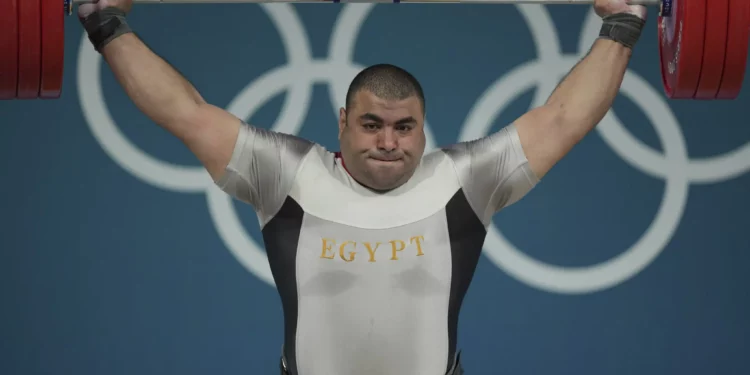 El egipcio Abdelrahman Abdelaziz Elsayed compite en la categoría masculina de halterofilia de más de 102 kg en los Juegos Olímpicos de Verano de 2024, el sábado 10 de agosto de 2024, en París, Francia. (Foto AP/Kin Cheung)