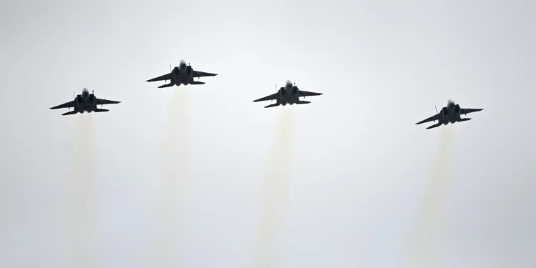 Imagen ilustrativa: aviones de combate F-15 del 125th Fighter Wing de la Guardia Nacional Aérea de Florida realizan un vuelo el 14 de febrero de 2020 en Deland, Florida. (Foto AP/Phelan M. Ebenhack)