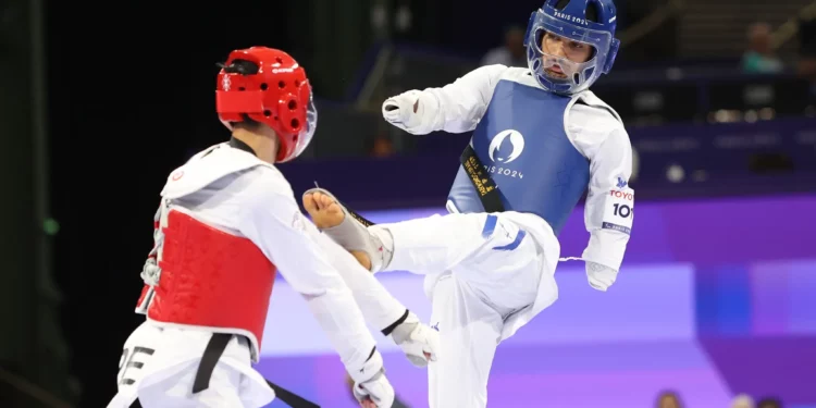 El atleta israelí de taekwondo Asaf Yasur (azul) compite en los Juegos Paralímpicos de París 2024 el 29 de agosto de 2024. (Lilach Weiss-Rosenberg)