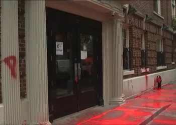 Manifestantes pro-Hamás vandalizan edificio de Columbia