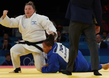 Raz Hershko de Israel reacciona después de vencer a Kayra Ozdemir (Azul) de Turquía en la semifinal de judo femenino de +78 kg de los Juegos Olímpicos de París 2024 en el Champ-de-Mars Arena, en París el 2 de agosto de 2024. (Jack Guez/ AFP)