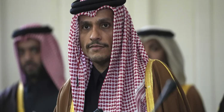 El ministro de Asuntos Exteriores de Qatar, el jeque Mohammed bin Abdulrahman al-Thani, escucha una pregunta durante una conferencia de prensa en Teherán, Irán, el 29 de enero de 2023. (Vahid Salemi/AP)