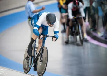 El ciclista israelí Mikhail Yakovlev compite en la carrera de velocidad masculina en los Juegos Olímpicos de París 2024 el 7 de agosto de 2024. (Comité Olímpico de Israel)