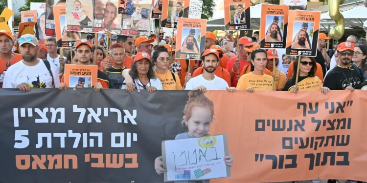 Familiares y simpatizantes marchan en Tel Aviv el 5 de agosto de 2024 para conmemorar el quinto cumpleaños de Ariel Bibas, tomado como rehén en Gaza por terroristas de Hamás junto con su hermano pequeño y sus padres del Kibbutz Nir Oz el 7 de octubre de 2023. (Paulina Patimer / Hostages Family Forum)